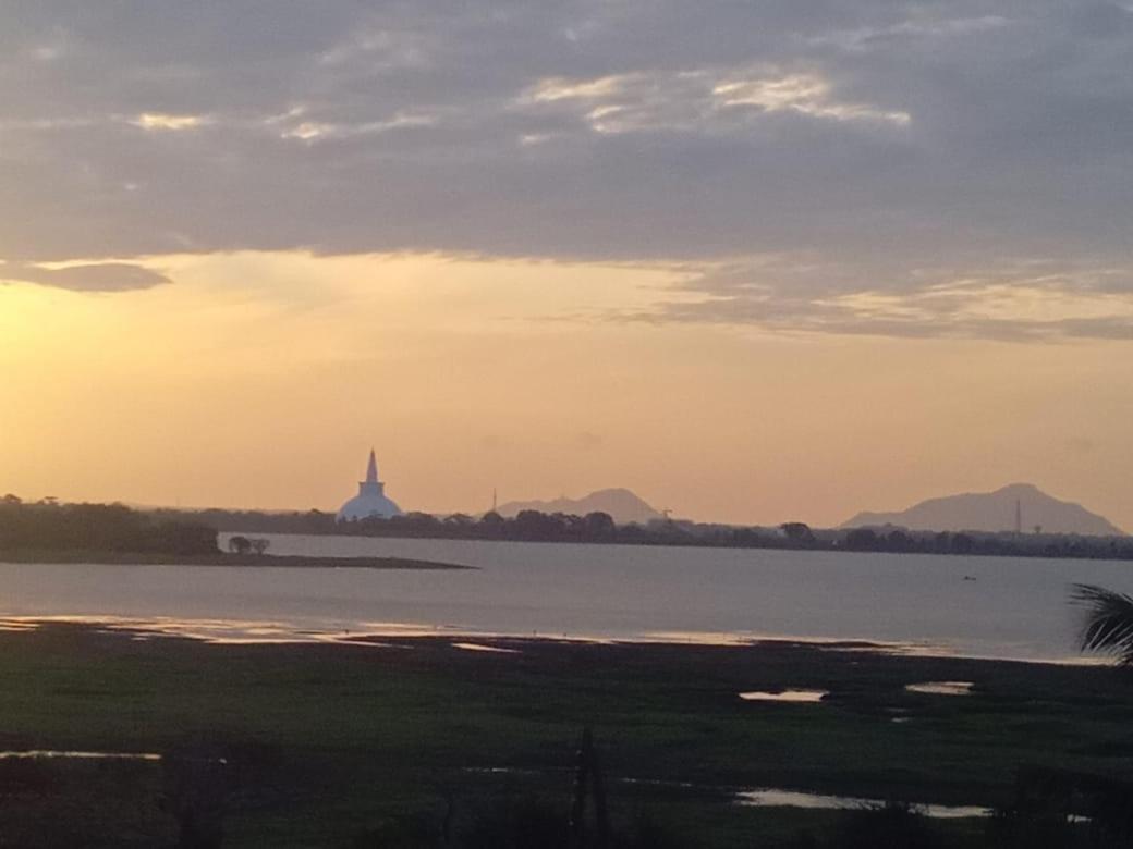 Lake Edge Resort Anuradhapura Dış mekan fotoğraf